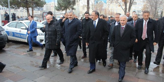 Bakan Özhaseki Çarşı Esnafını Ziyaret Etti, Pastırma Yedi