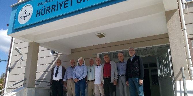 Burhaniye’de, Okul Arkadaşları 40 Yıl Sonra Bir Araya Geldi