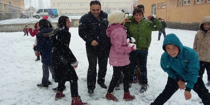 Öğrencilerin Kartopu Savaşı