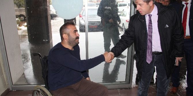 Vali Çınar’dan Engellilere Ziyaret