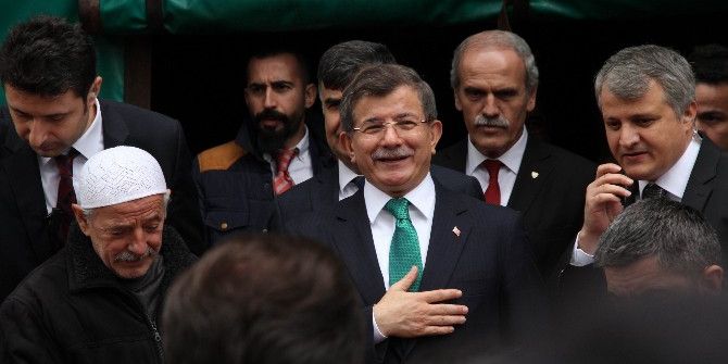 Ahmet Davutoğlu’nun Papağan İle Zor Anları
