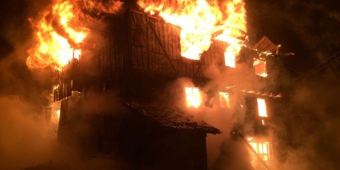 Kastamonu’da Üç Katlı Ahşap Bina Tamamen Yandı