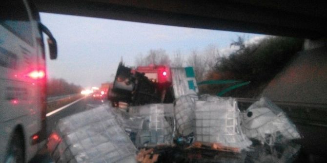 Tem Otoyolunda İki Tır Çarpıştı: 1 Yaralı