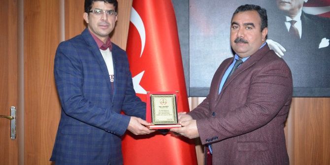 Eğitime Destek Veren Basın Mensubuna Plaketli Teşekkür