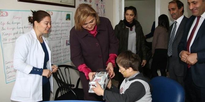 Vali Toprak’ın Eşinden Engellilere Ziyaret