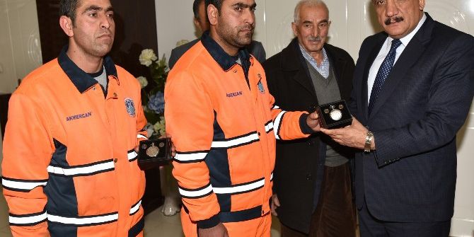 Temizlik İşçisi İki Kardeşten Örnek Davranış