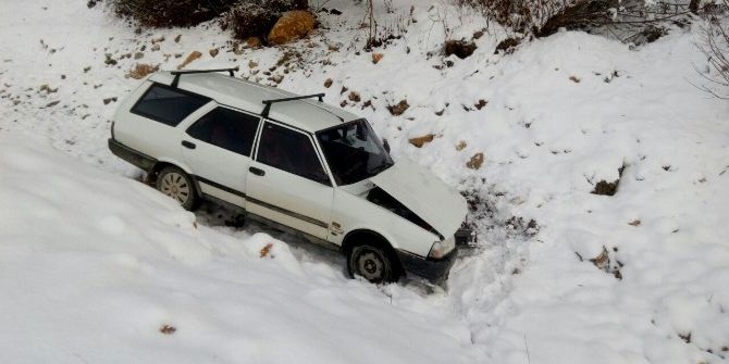 Karda Kayan Otomobil Dereye Uçtu: 2 Yaralı