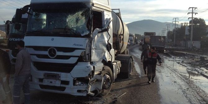 İzmir’de Hafriyat Kamyonu İle Tanker Çarpıştı: 1 Yaralı