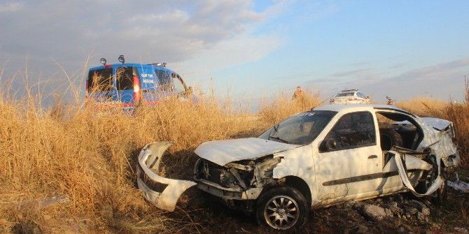 Otomobil Tarlaya Uçtu: 1 Ölü, 5 Yaralı