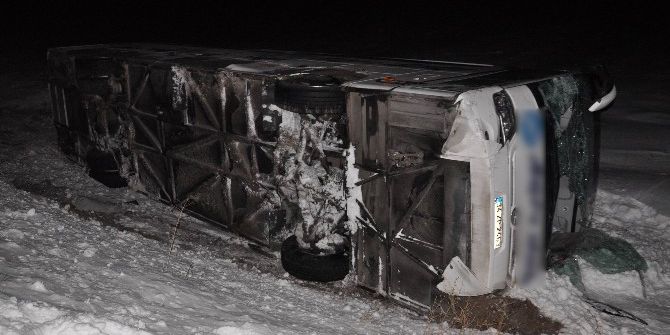 Buzlu Yolda Trafik Kazası: 33 Yaralı