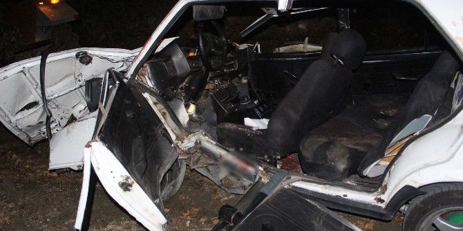 Otomobil İle Kamyon Kafa Kafaya Çarpıştı: 5 Yaralı