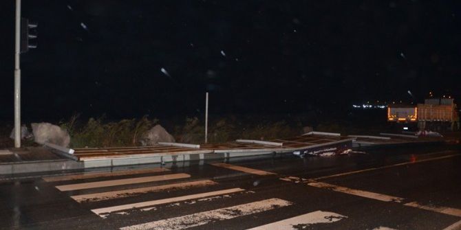 Reklam Tabelaları Fırtınaya Dayanamadı