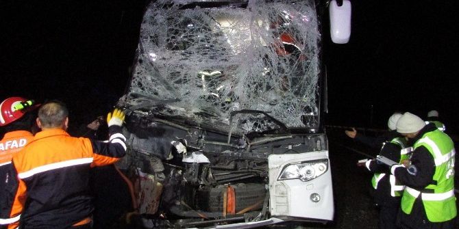 Afyonkarahisar’da Otobüs Kamyona Arakdan Çarptı 13 Yaralı