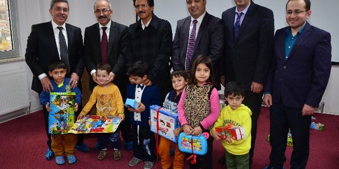 Nezaket Okulu, Takdir Görüyor