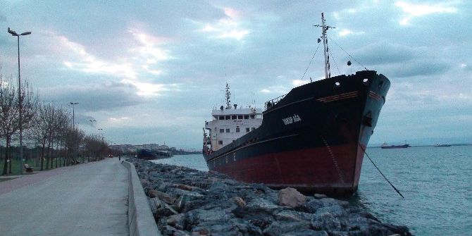Kartal’da Karaya Oturan Gemiler Kurtarılmayı Bekliyor