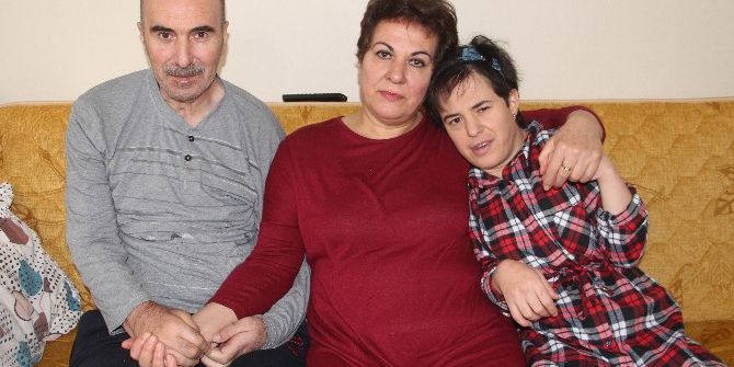 Eli Öpülesi Örnek Anne