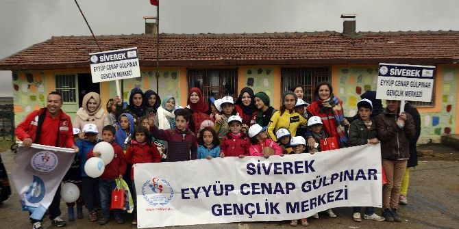 Üniversiteli Gençler, ‘Damla Projesi’yle Çocukların Gönüllerini Fethetti