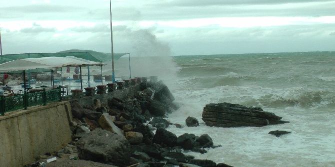 Karadeniz’de Dev Dalgalar Sahilleri Dövüyor