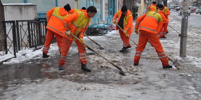 Kars Belediyesi Kaldırım Ve Caddelerin Buz Ve Karını Temizliyor