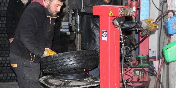 Nevşehir’de Lastikçilerde Kış Yoğunluğu Yaşanıyor