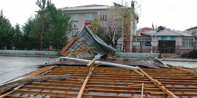 Akçakoca’da Fırtına Okulun Çatısını Uçurdu
