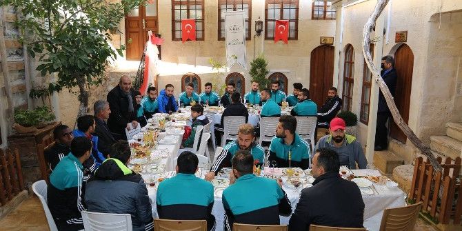Başkan Kara, Kilis Belediyesporlu Futbolculara Kahvaltı Verdi