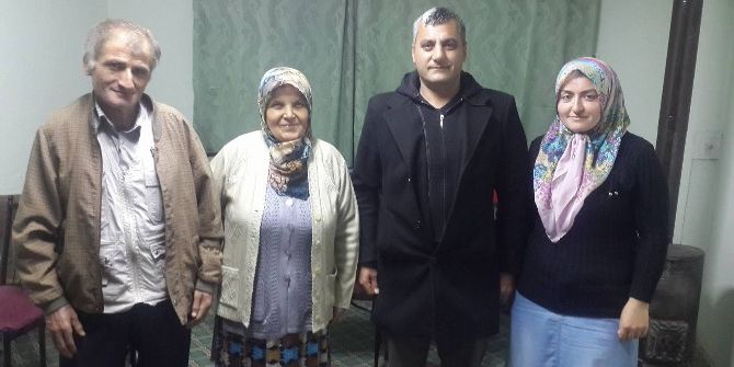 Muhtar Ve Aza Eşlerinden Örnek Davranış