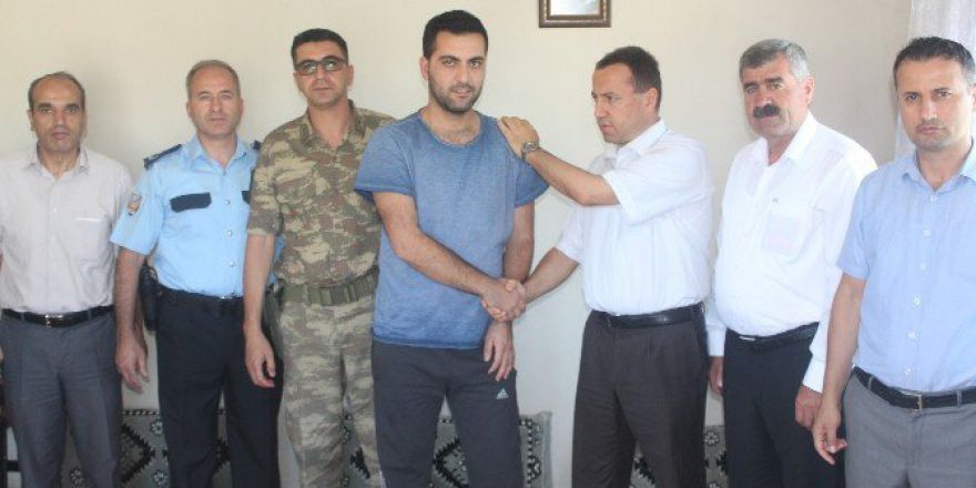 Samsat Kaymakamı Kürşad Atak, Yaralı Polisi Evinde Ziyaret Etti