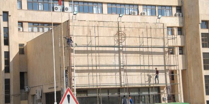 (Düzeltme) Diyarbakır Büyükşehir Belediyesi Eskiyen Tabelasını Değiştiriyor