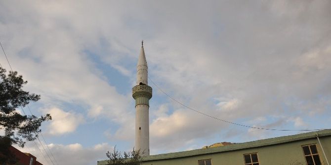 Ceylanpınar’ın En Eski Camisinin Minaresi Yıkıldı