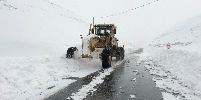 Van Bahçesaray Yolunda Karla Mücadele Çalışmaları Başladı