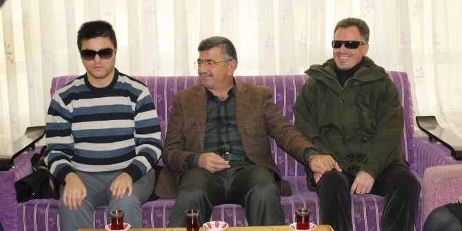 Başkan Akdoğan Görme Engellilere Baston Dağıttı