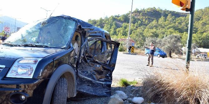 Göcek’te Kamyonla Otomobil Çarpıştı; 1 Yaralı