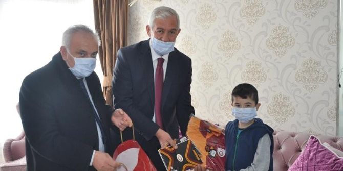 İl Milli Eğitim Müdürü Elmalı, Engelli Öğrenciyi Evinde Ziyaret Etti