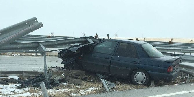 Otomobil Bariyere Çarptı, Sürücü Yaralandı
