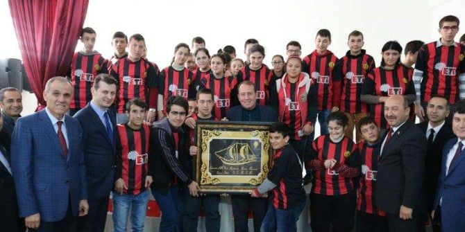 Ak Parti’den Engelli Çocuklara Ziyaret