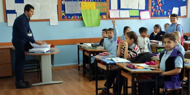 Memur Anne Ve Babasını Azarladı, ’Engel’ Tanımadı Öğretmen Oldu