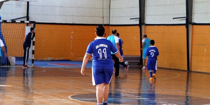 Fethiye’de Protokol Özel Sporcular İle Futsal Oynadı