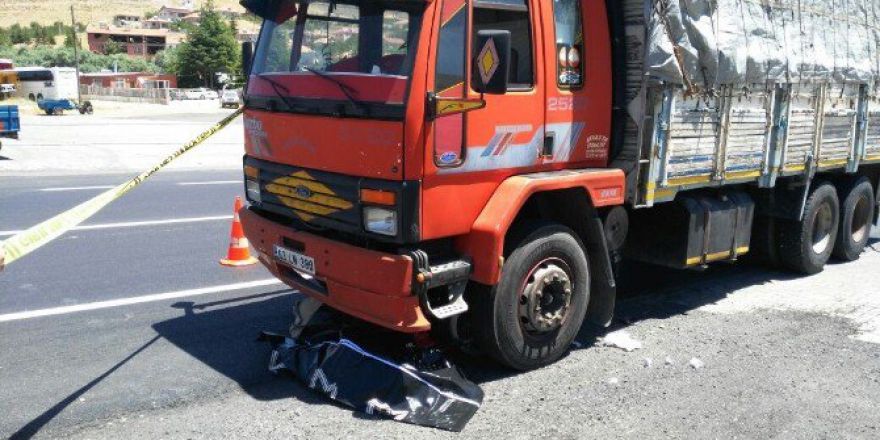 Kamyonun Altında Kalan Yaşlı Adam Hayatını Kaybetti