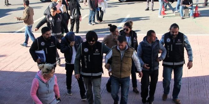 Uyuşturucu Zanlıları, Bodrum Masalı Dizi Setinin İçinden Geçerek Adliyeye Getirildi