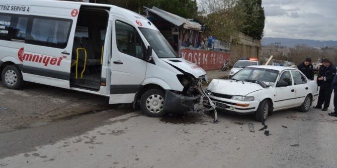 Servis Minibüsü Otomobille Çarpıştı: 1 Yaralı