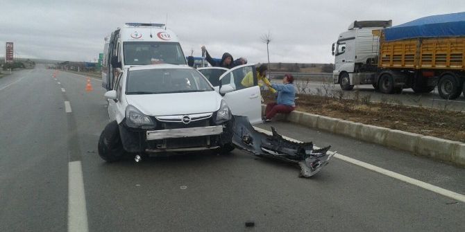 Kamyon Otomobile Çarptı: 3 Yaralı