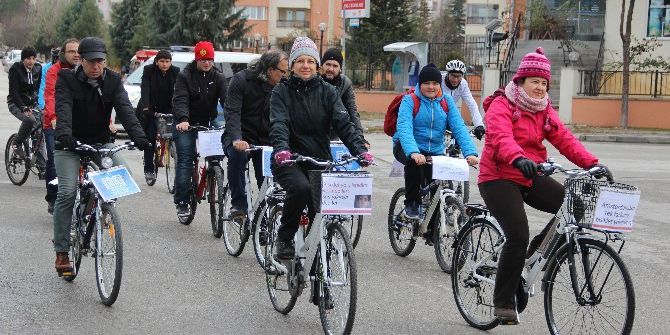 Bisiklet Yolu İçin Görme Engellilerle Birlikte Pedalladılar