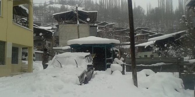 Kar Nedeniyle Köy Ve Mahalle Yolları Kapandı, Elektrikler Kesildi