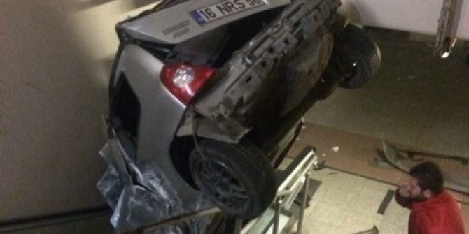 Araba Kontrolden Çıktı Metro İstasyonuna Girdi