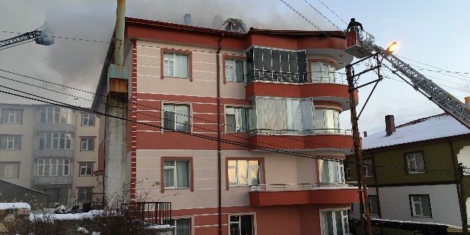 Yozgat’ta 4 Katlı Binanın Çatı Katında Yangın Çıktı