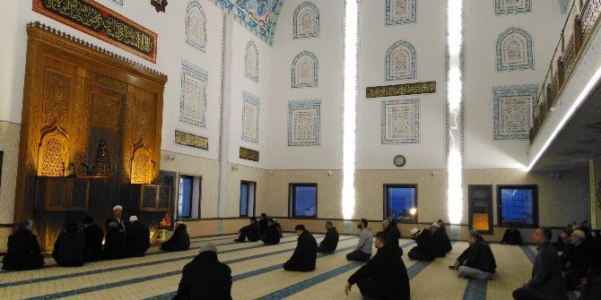 Sunrooflu Camide Sabah Namazında Sıcak Çorba İkramı