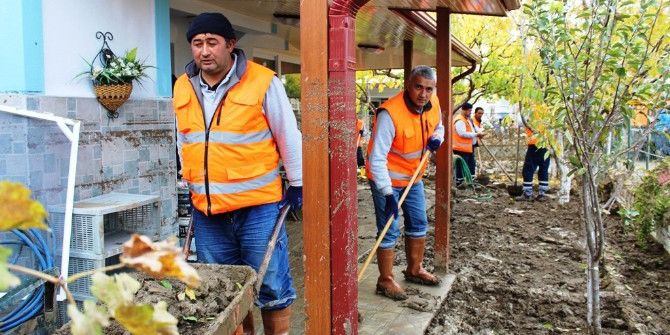 Ayvalık’ta Sel Felaketinin Ardından Yaralar Sarılmaya Çalışılıyor