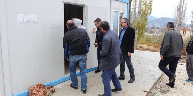 Büyükşehir Belediyesinden İhtiyaç Sahibine Konteynır Ve Ev Eşyası Yardımı