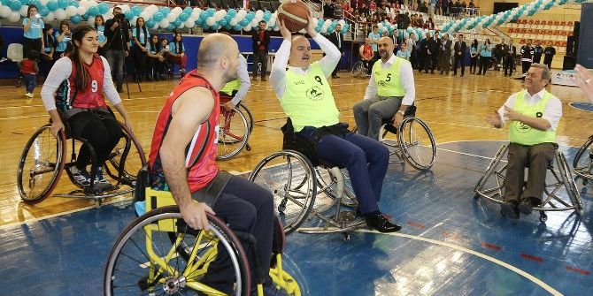 Belediye Başkanı Tekerlekli Sandalye İle Basketbol Oynadı